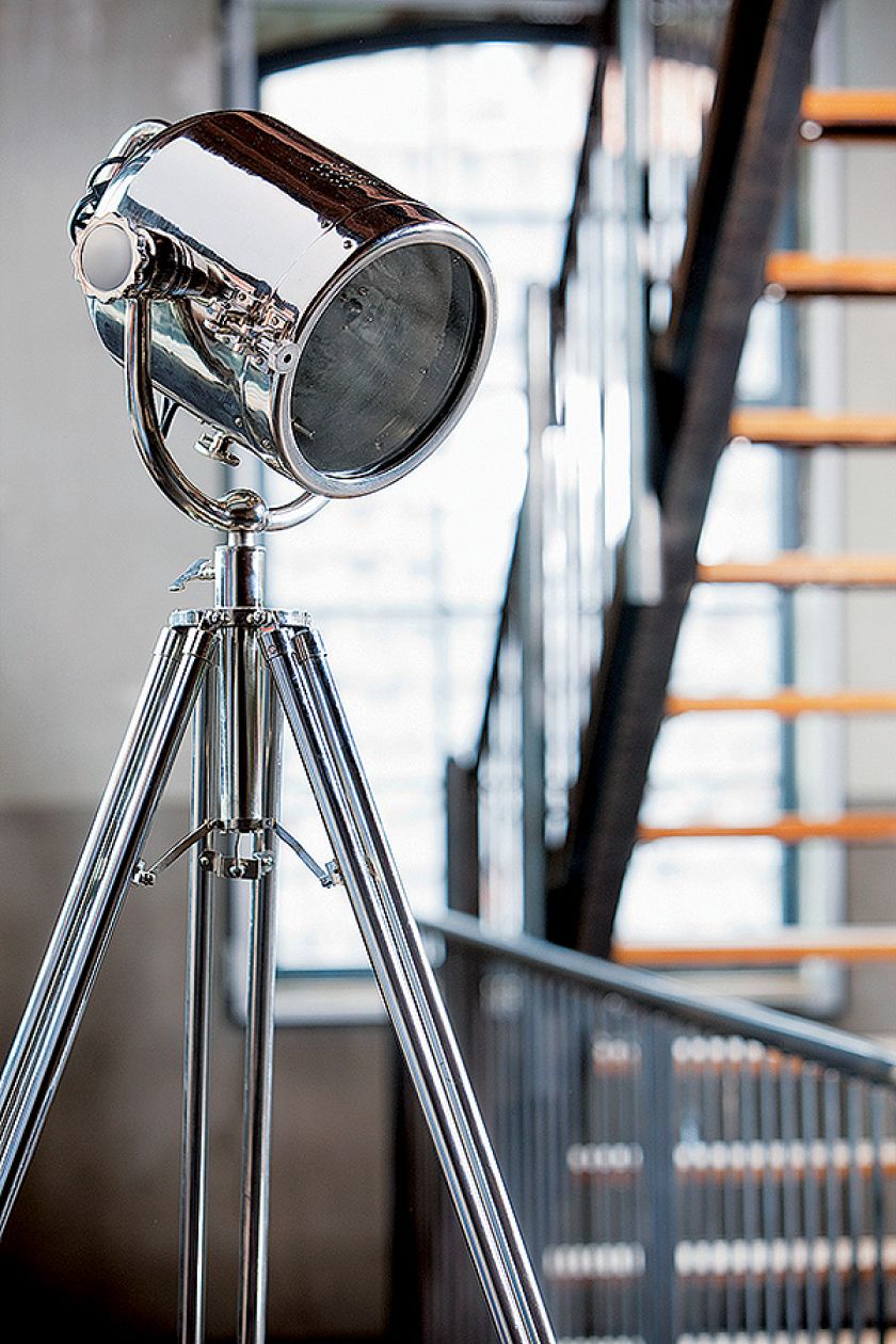 Lincoln ze zdejmowanym reflektorem, metal niklowany, wys. 180 cm, 3150 zł, ROMANTIC HOME