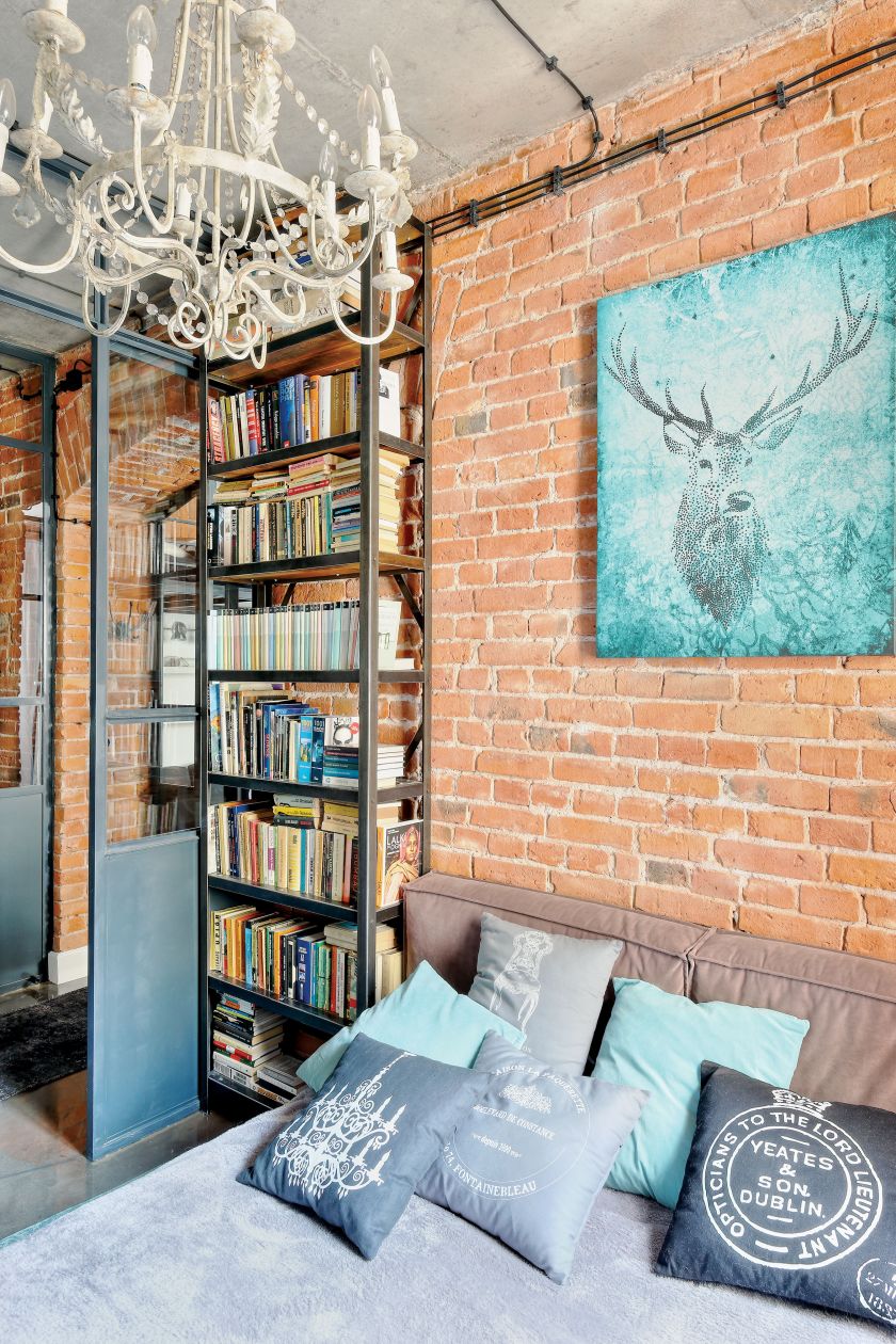 Loft ożywiły turkusowe dodatki. W tym kolorze są dywany, poduchy i tkaniny w sypialni.