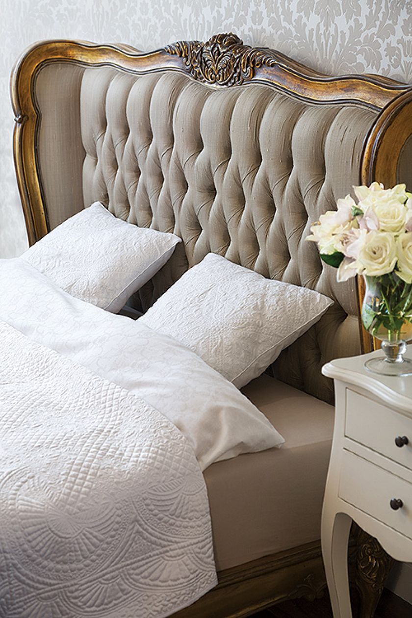 Łóżko obite jedwabiem od Black Bear House, Blackbearhouse.pl