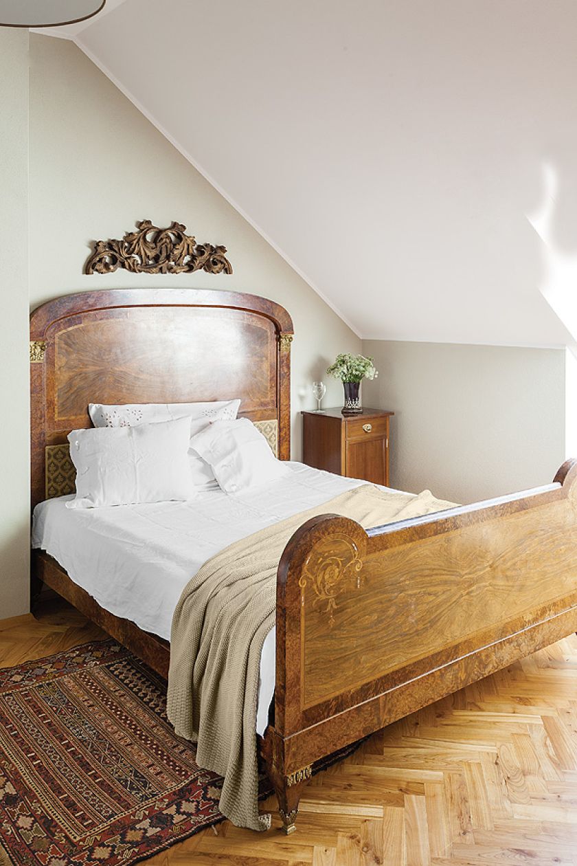 Łóżko przyjechało z jednego z krakowskich antykwariatów.