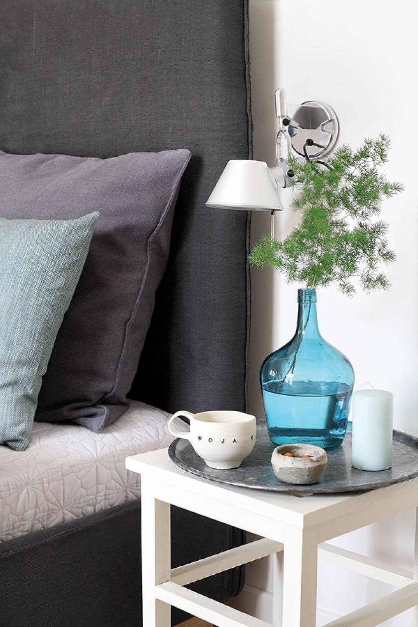 Łóżko z ruchomym zagłówkiem to NAP, szklany wazon-butla z Meubles De Charme. Poduchy, narzuta w sypialni - Malabelle.