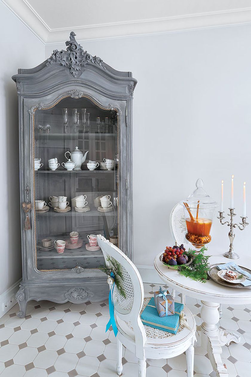 Ludwikowską witrynę Aneta znalazła we Francji, potem przemalowała ją farbami Annie Sloan.