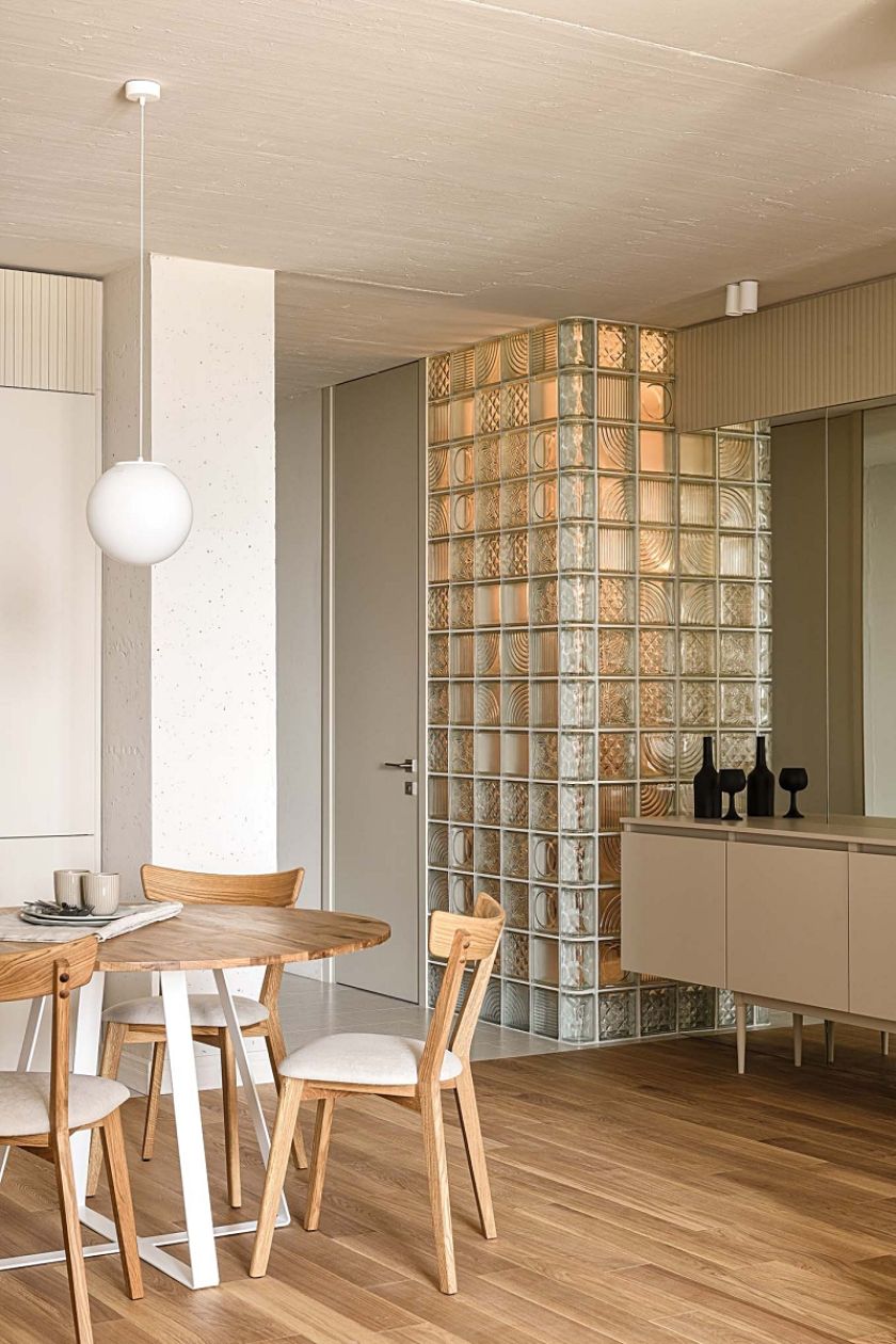 narożnik z luksferów we wnętrzu