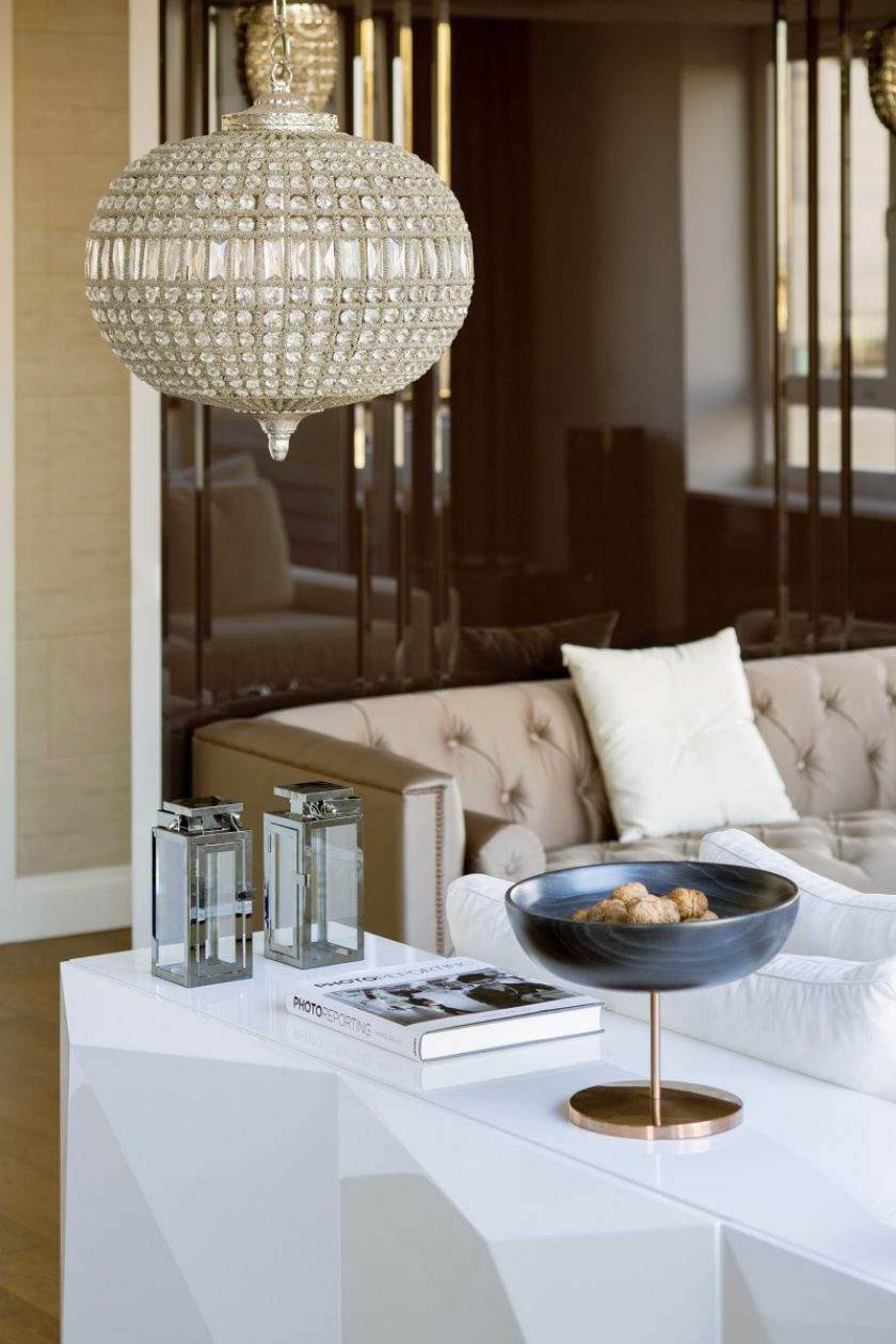 Takie widoki zobowiązują. Nowoczesny, luksusowy apartament został więc urządzony tak, żeby nic ich nie zasłaniało. Nawet