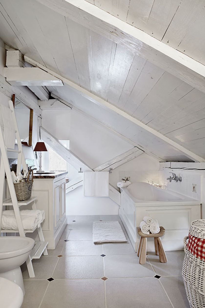 Łazienka na poddaszu może mieścić zarówno wannę, jak i prysznic - wszystko zależy od odpowiedniego rozplanowania.