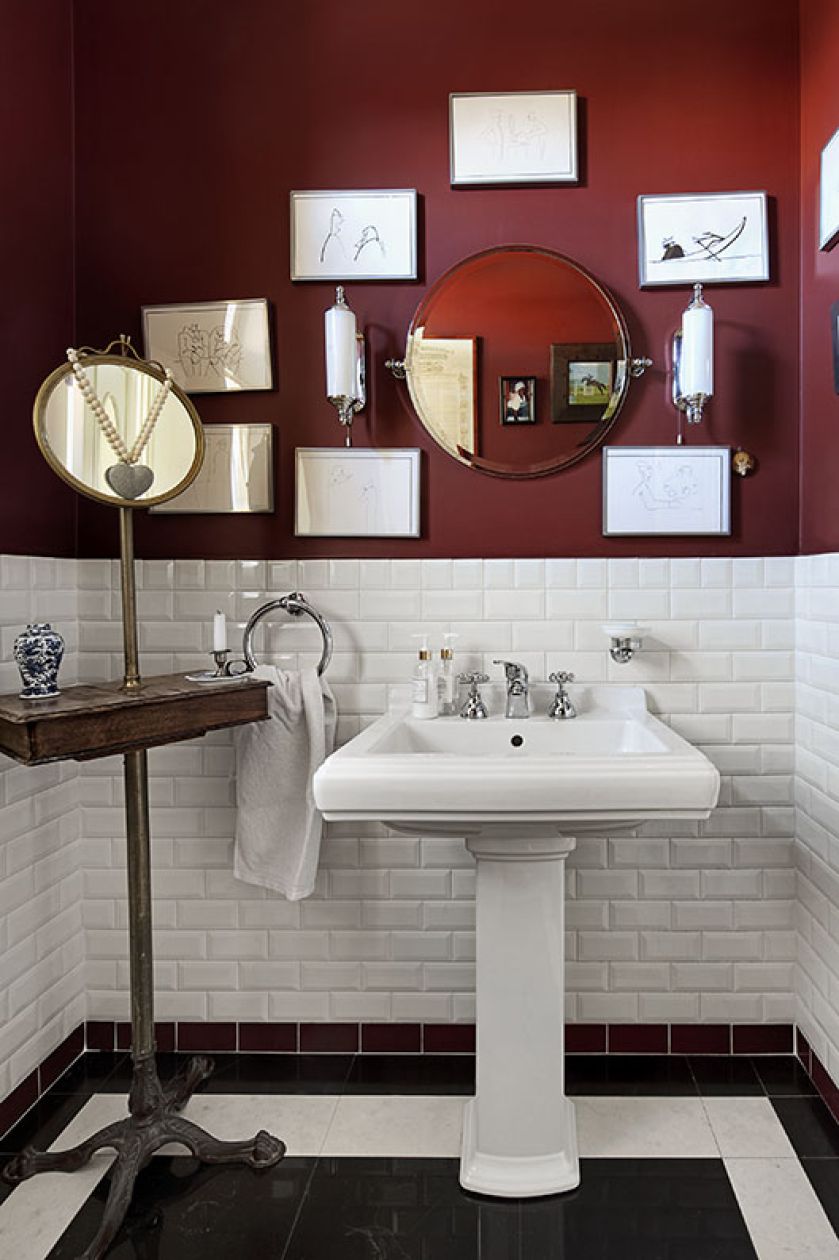 W małej łazience sprawdzą się drobne dekoracje, na przykład obrazki.