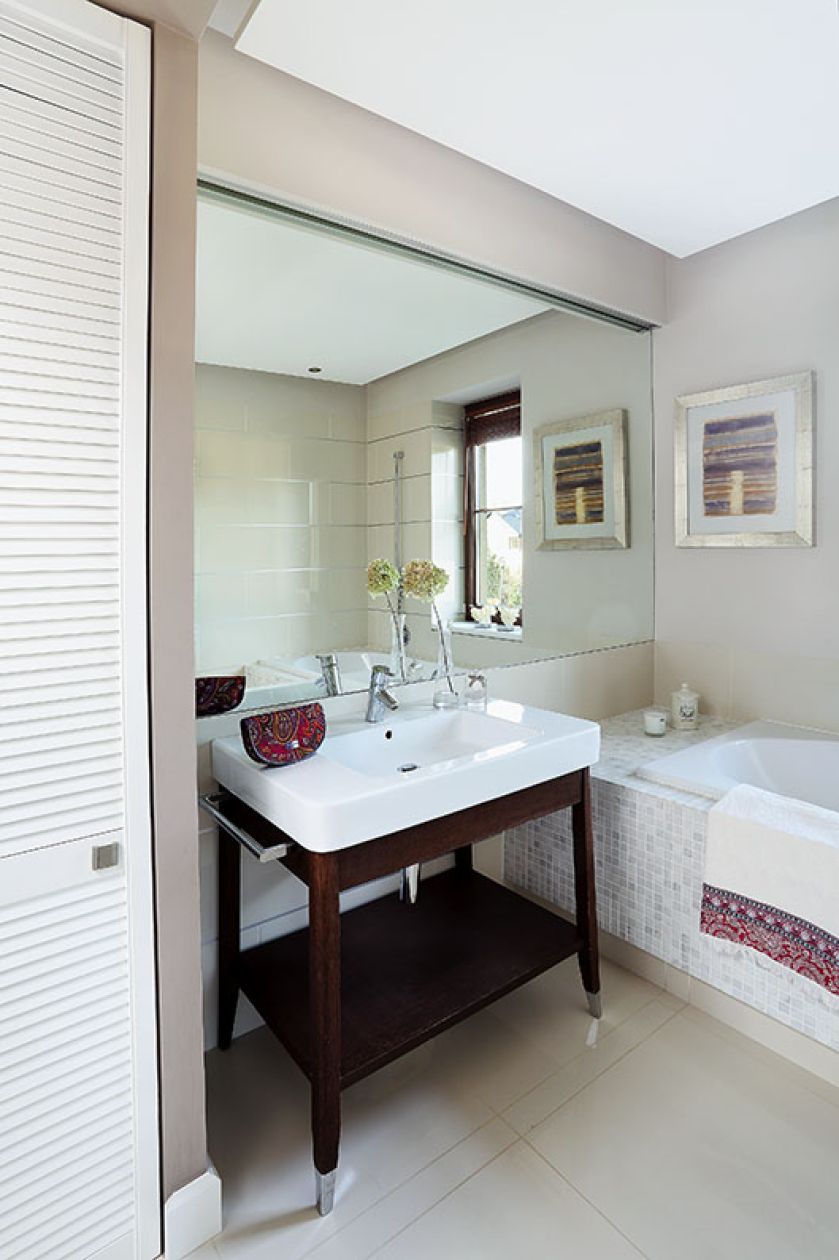 Duże lustra powiększają wizualnie małą łazienkę.