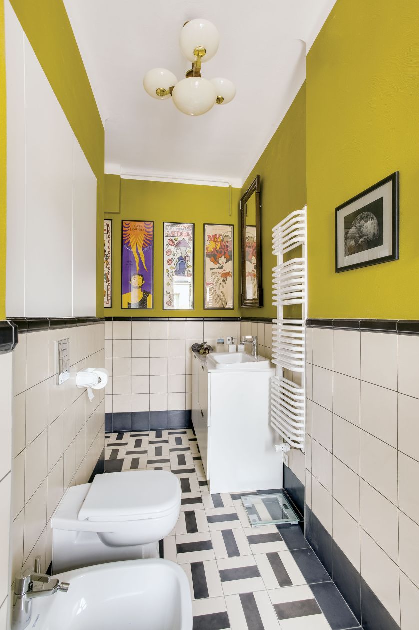 Kontrasty i jasne kolory to sposób na optyczne powiększenie małej łazienki.