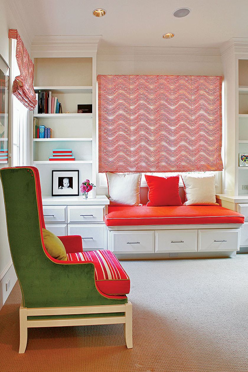 Parapet zamiast sofy: wygodne siedzisko pod oknem