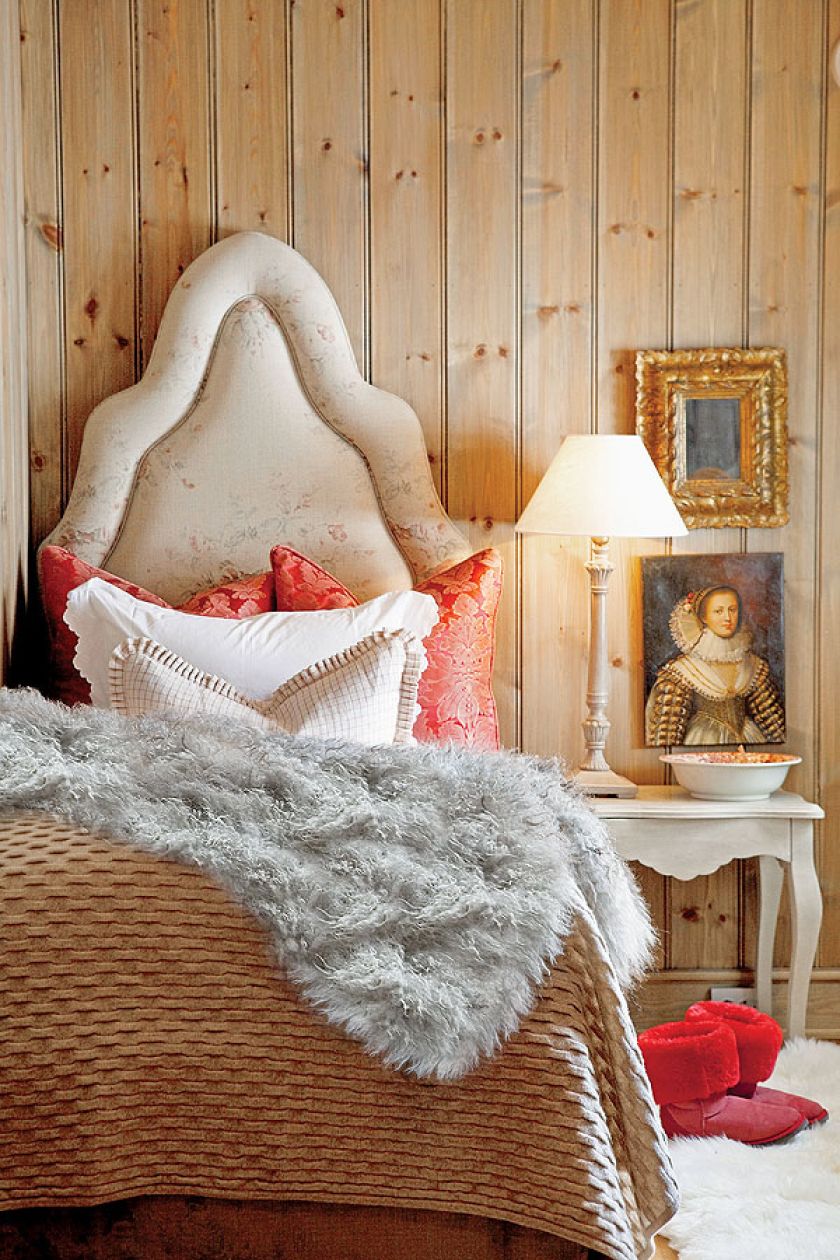 Mięsiste, tapicerowane kwiecistymi tkaninami wezgłowia to amerykański wtręt. Projektantka nadała im tylko nieco