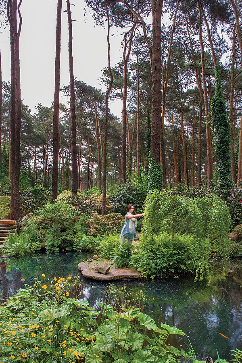 Mieszka w nim kilkaset ryb: karpi, złotych orf, karasi. Bliżej dna trzymają się jesiotry.