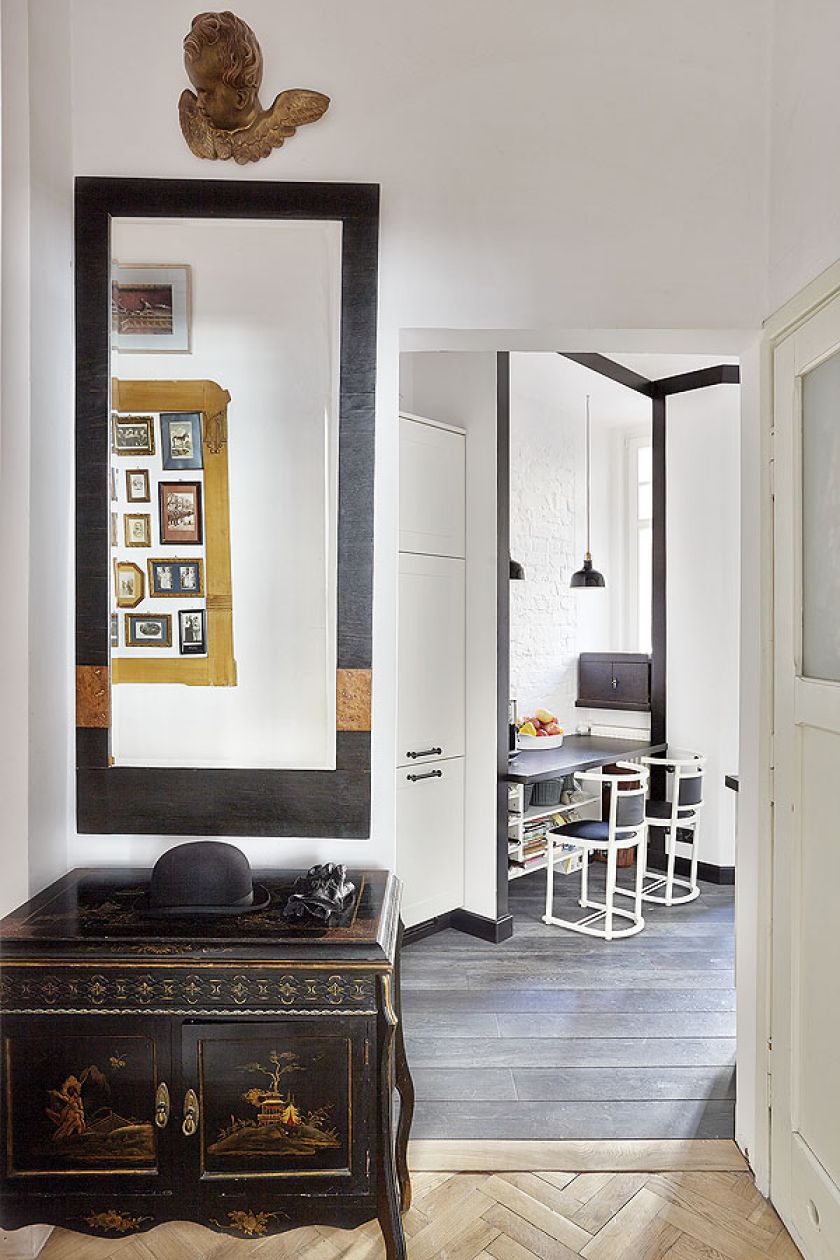 Mieszkanie ma dwa pokoje i kuchnię, w której oprócz blatu roboczego jest drugi, niski, przy którym można siedzieć i pracować.