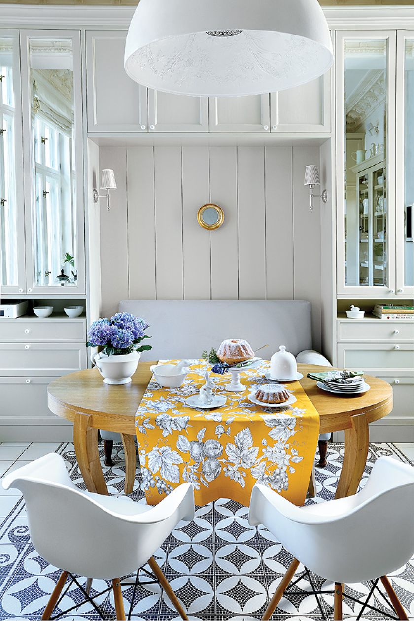 żółte dodatki w białej kuchni