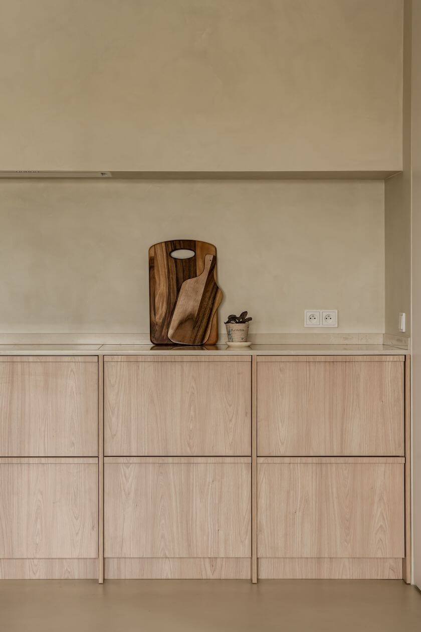 minimalistyczna kuchnia z drewnianymi szafkami