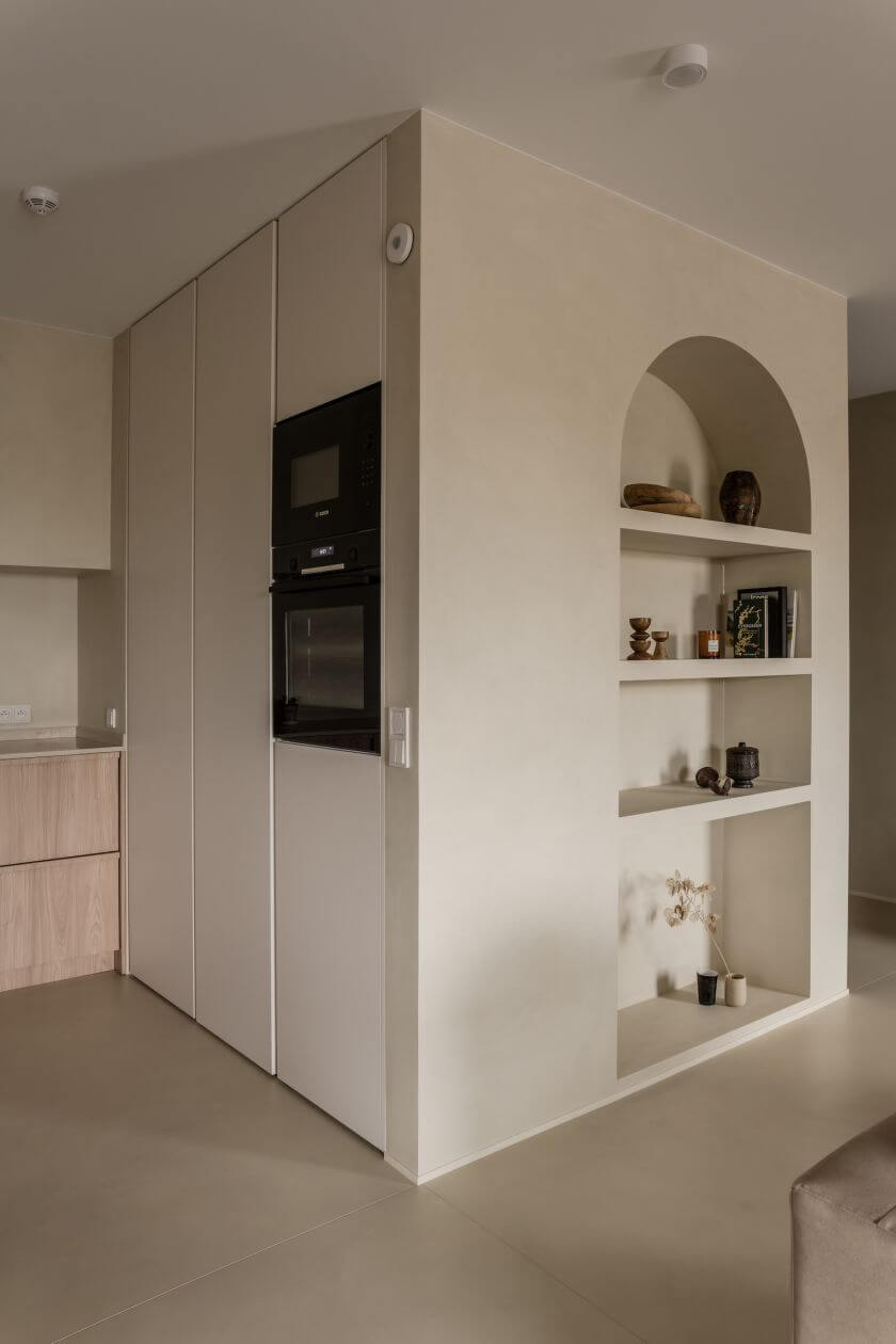 wnęka w kształcie łuku - służy jako półka na której wyeksponowane są dekoracyjne przedmioty