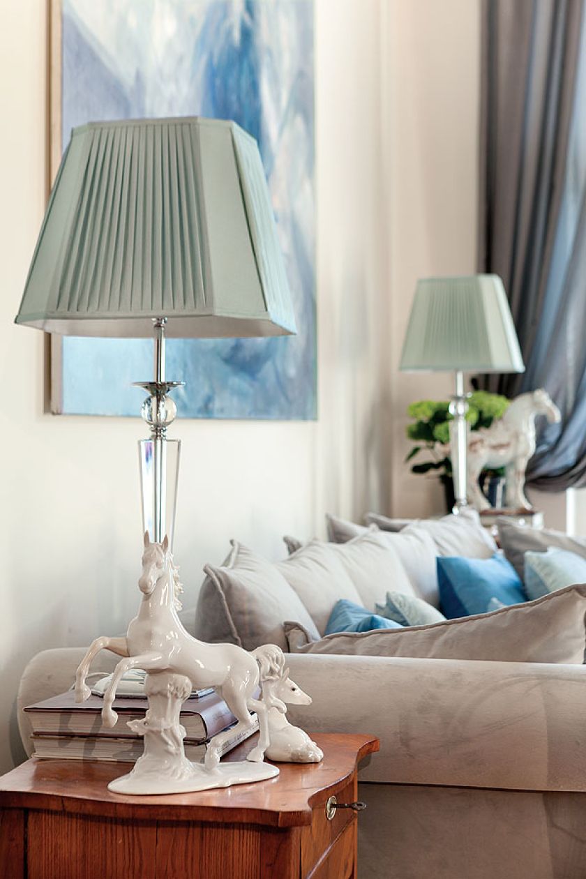 Mieszkanie z wysokimi sufitami, oryginalną stolarką i parkietami oraz z zachowaną jak największą ilością starych elementów.