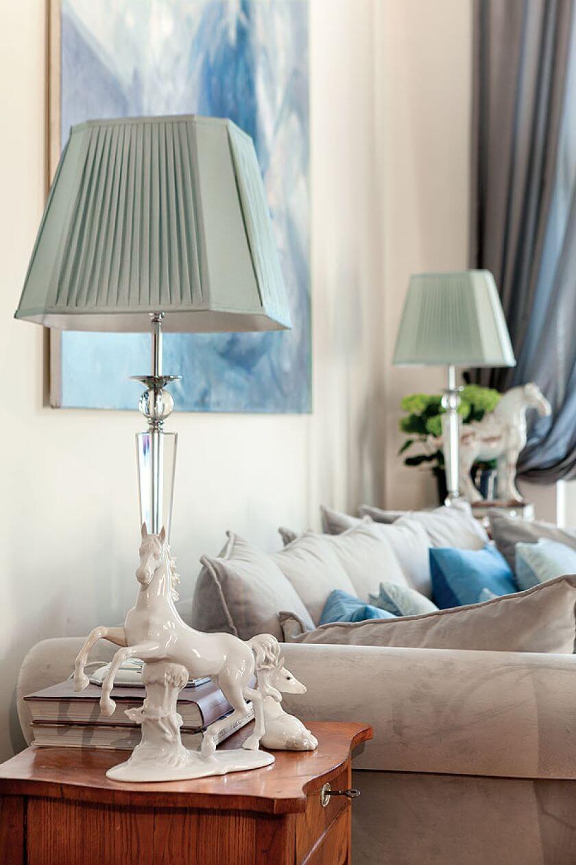 Mieszkanie z wysokimi sufitami, oryginalną stolarką i parkietami oraz z zachowaną jak największą ilością starych elementów.