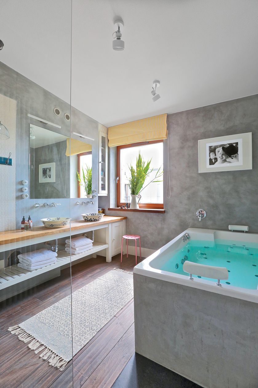 Mało kto rzuca się z zapałem na urządzanie mieszkania na poddaszu, które przypomina tramwaj. Ma długi korytarz i przykryte