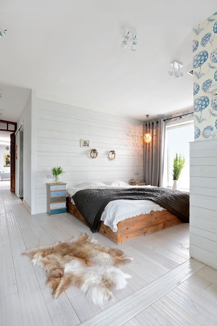 Mało kto rzuca się z zapałem na urządzanie mieszkania na poddaszu, które przypomina tramwaj. Ma długi korytarz i przykryte