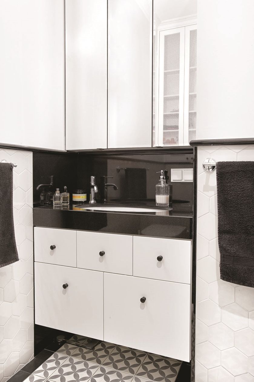 Orzechowe forniry, zdobne sztukaterie, graficzne płytki i trochę sztuki... Piękne rzeczy dają siłę – mówi