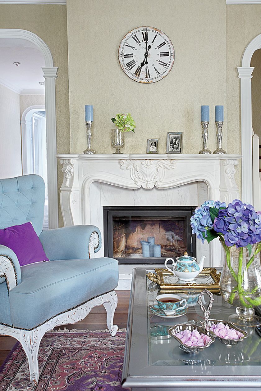 Na kominku znalazła się kolekcja drobiazgów z Savoya Home. Francuskie fotele w błekitach, ulubionym kolorze Katarzyny.