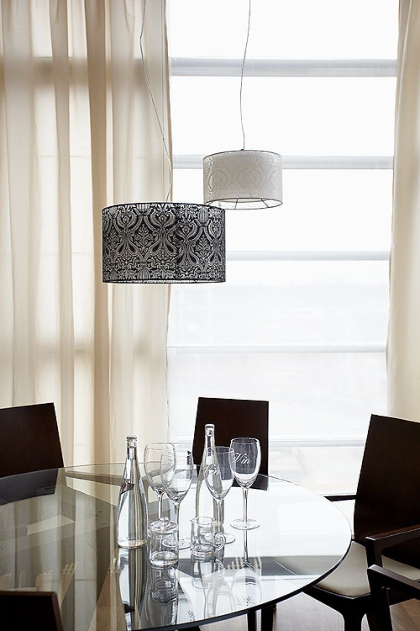 Na pierwszy rzut oka – klasyka w nobliwych brązach. Ale gdy lepiej się przyjrzeć – jest i subtelna ekstrawagancja,