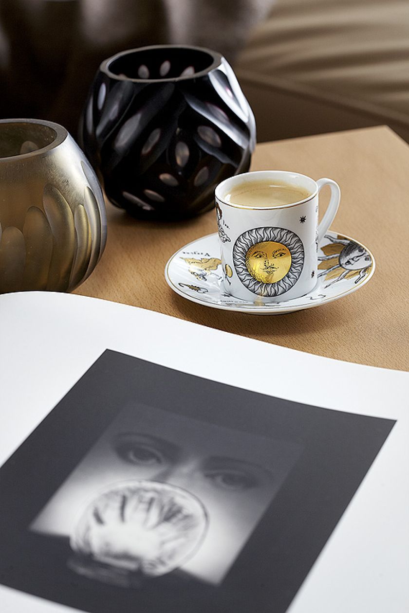 Na pierwszy rzut oka – klasyka w nobliwych brązach. Ale gdy lepiej się przyjrzeć – jest i subtelna ekstrawagancja,