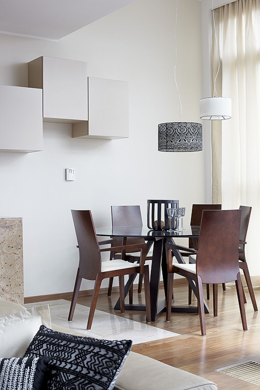 Na pierwszy rzut oka – klasyka w nobliwych brązach. Ale gdy lepiej się przyjrzeć – jest i subtelna ekstrawagancja,