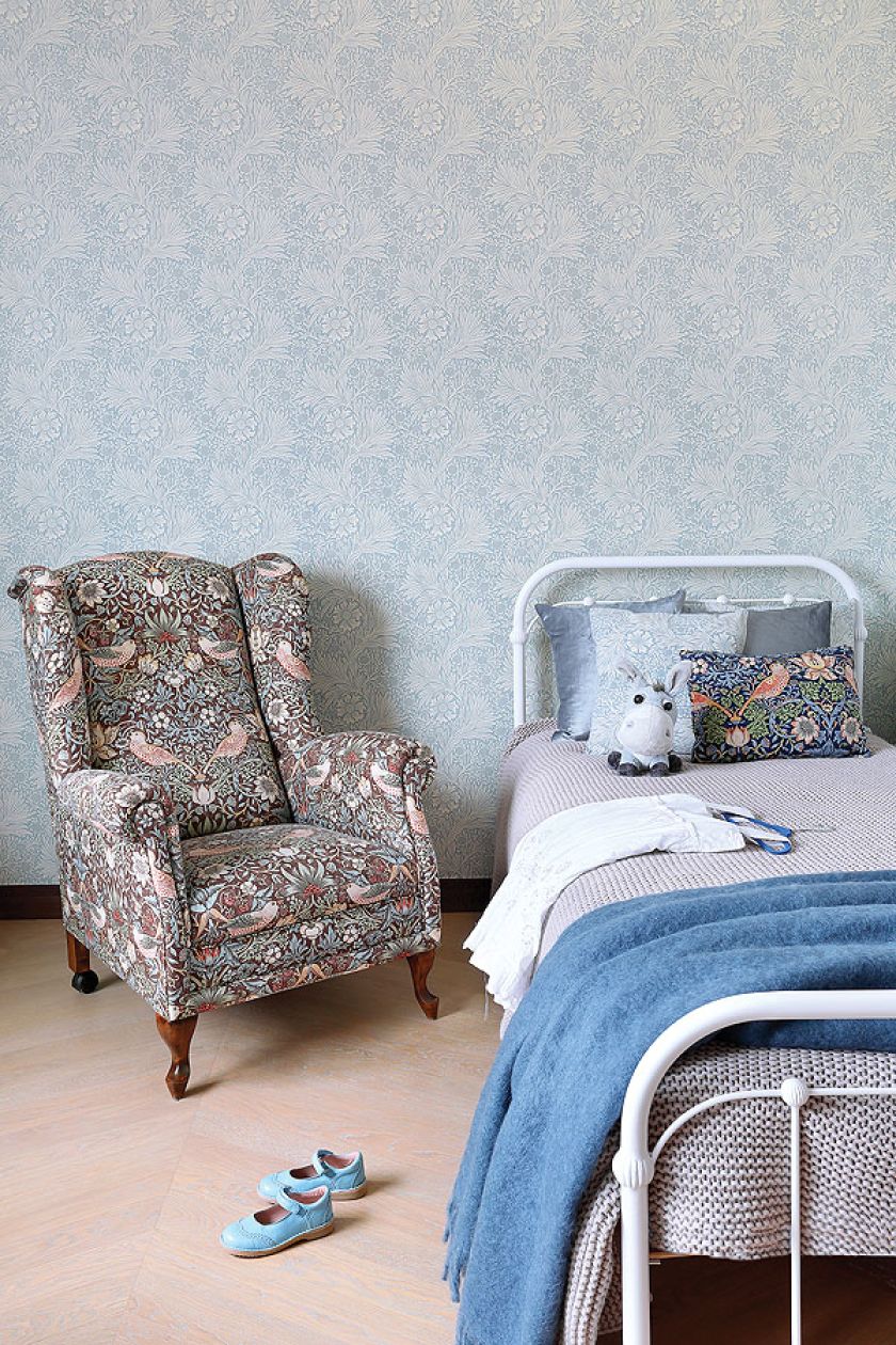 Na ścianach w pokojach córek tapety Williama Morrisa.
