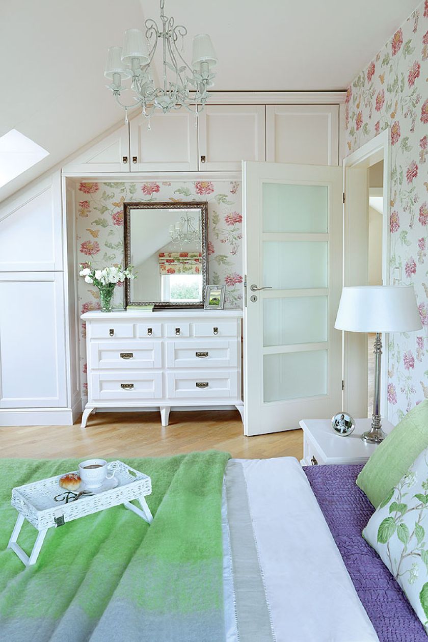 Na ścianie w sypialni tapeta Poppy Butterfly marki Colefax Flower. TAca ze sklepu House More. Koc i narzuta