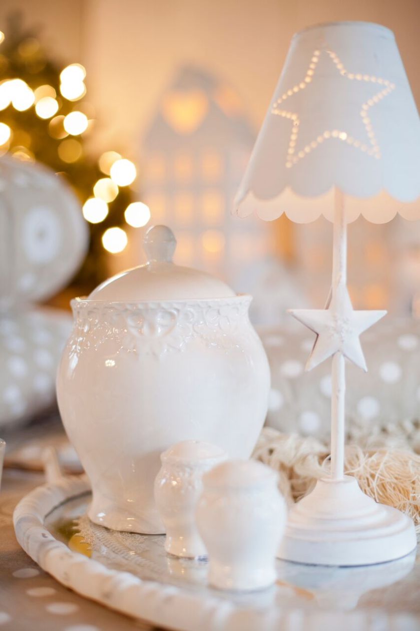 Na stole świątecznym w stylu shabby chic nie może zabraknąć białej porcelany.
