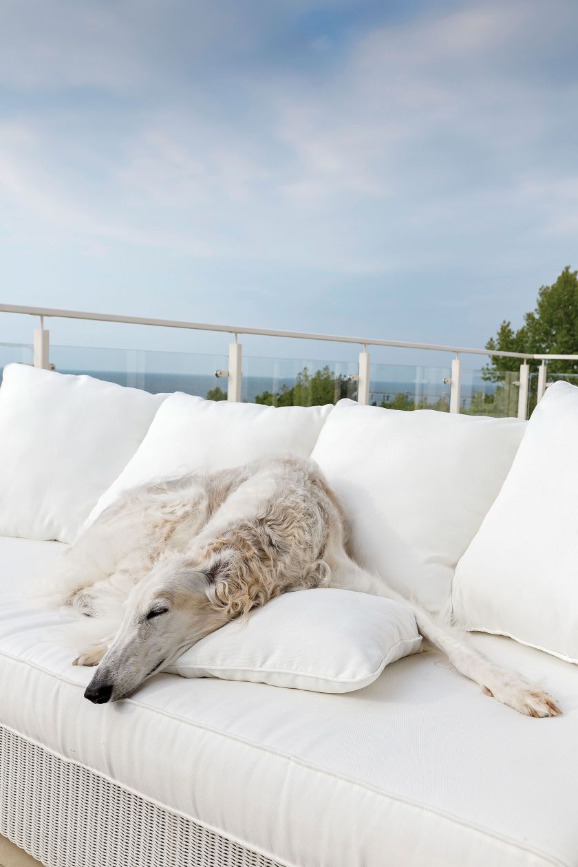 Na taras wychodzi się tutaj z każdego pokoju, nawet z łazienki. Apartamentowiec stoi niemal na plaży, a morską bryzą