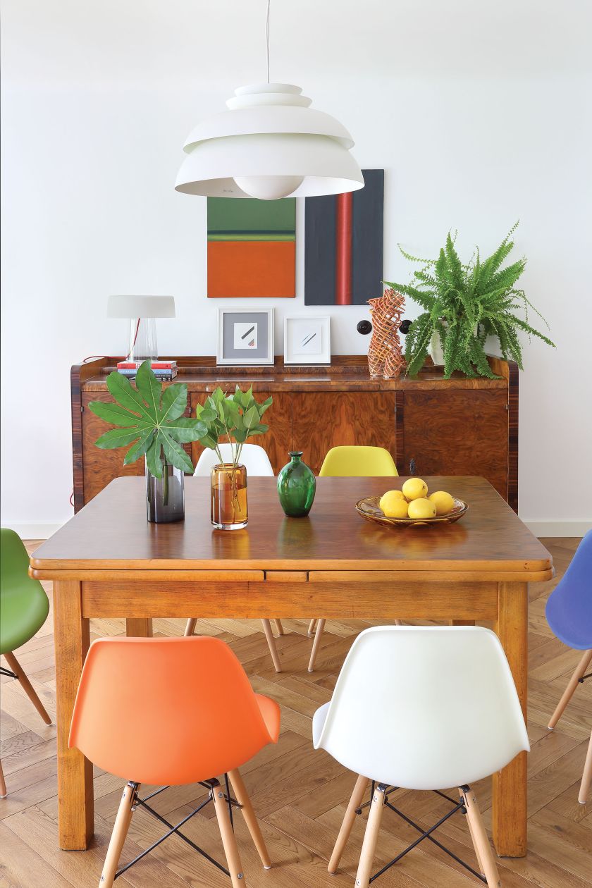 Nad kredensem obrazy Tomasza Żołnierkiewicza.