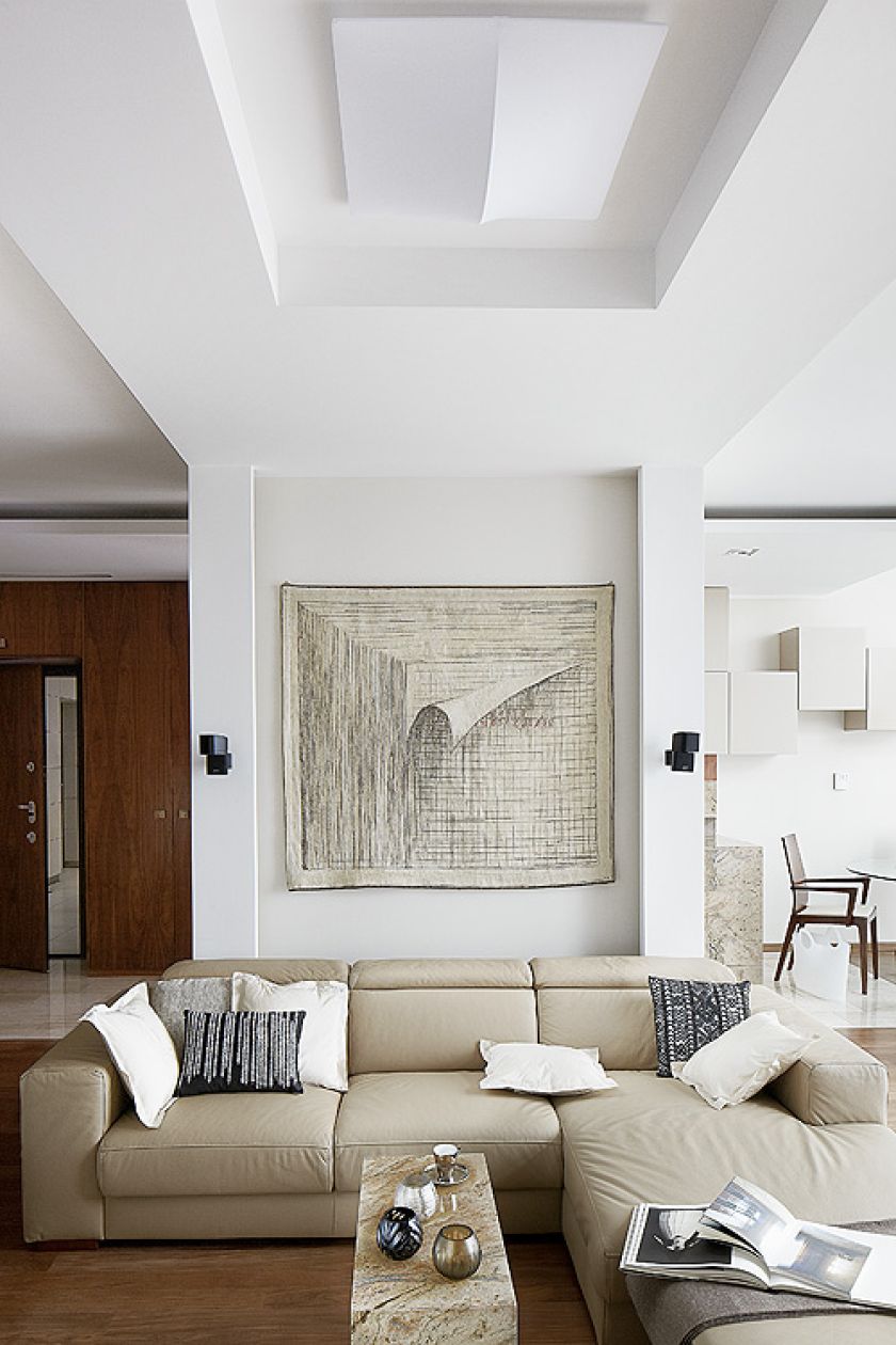 Nad sofą firmy Livingroom wisi tkanina artystyczna Anny Buczkowskiej.