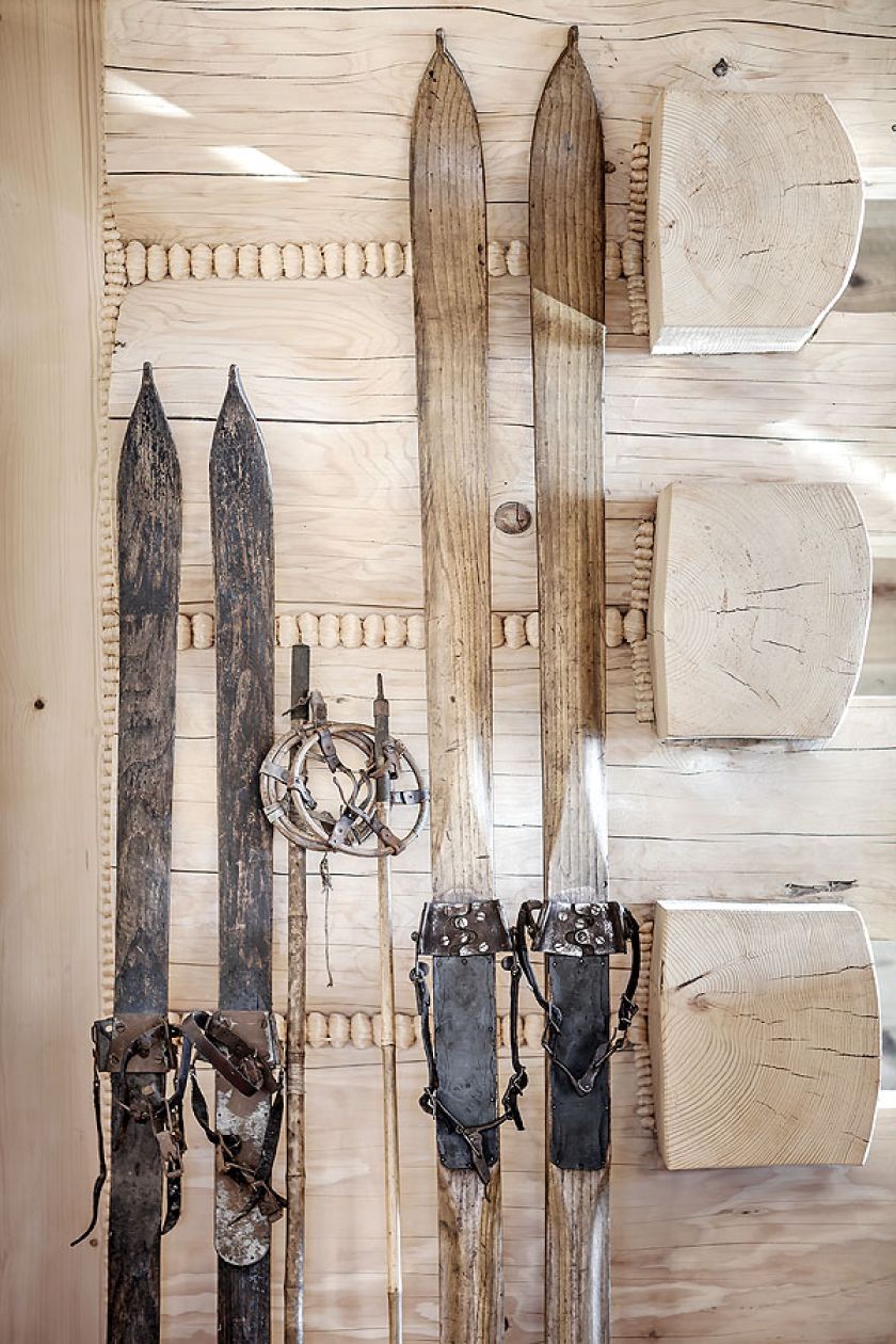 Narty po dziadku wycięte z jednego kawałka modrzewia.