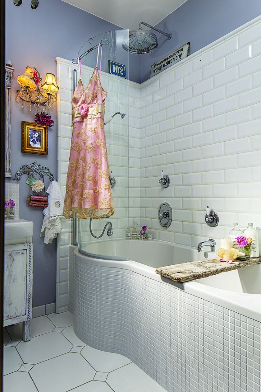 Nawet tu wiszą obrazy i... dekoracyjne halki.