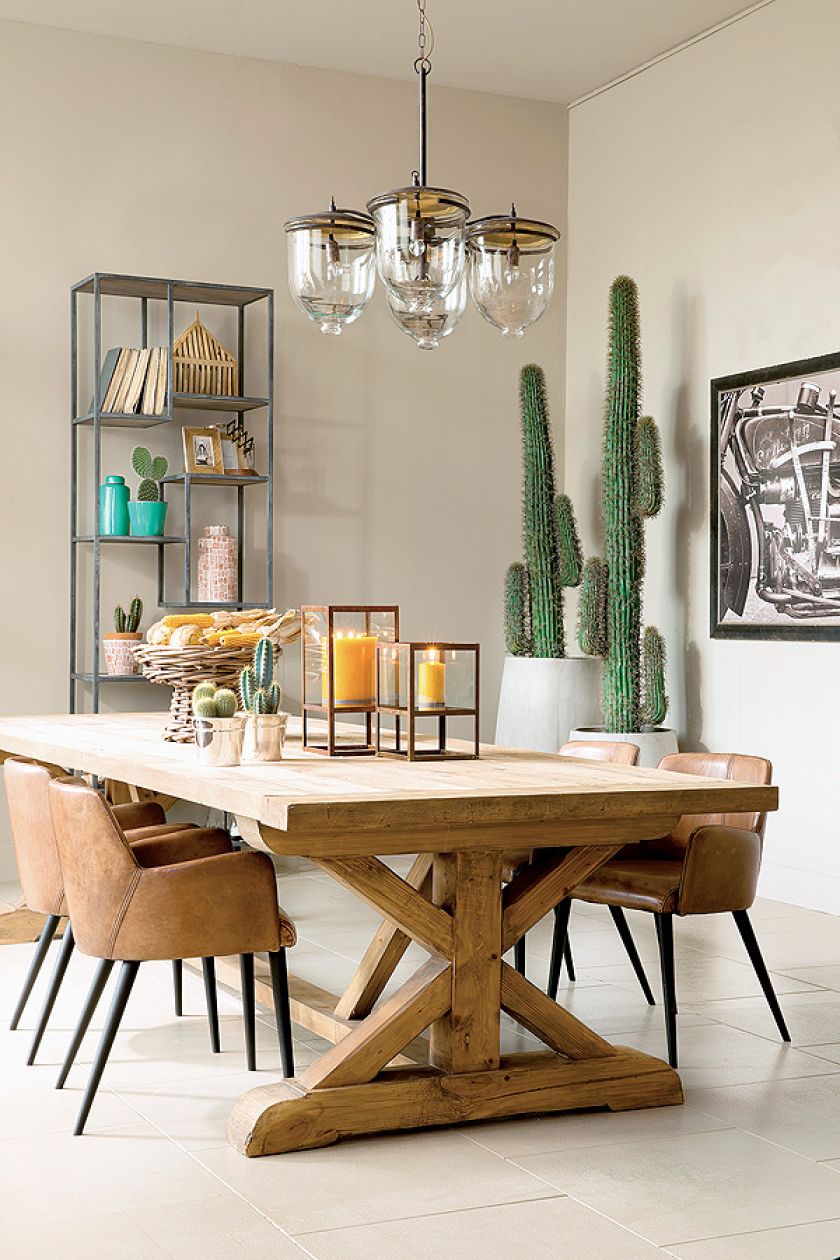 drewniany stół w jadalni