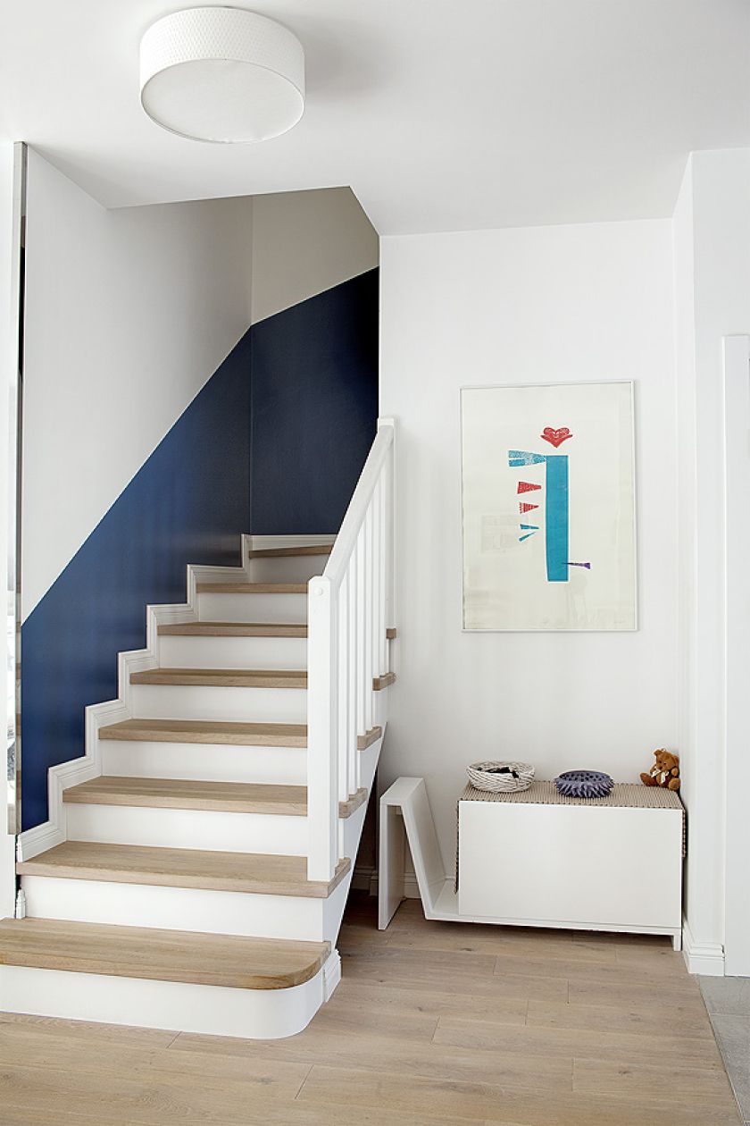 Niebieski pas przy schodach nawiązuje do morskich klimatów.
