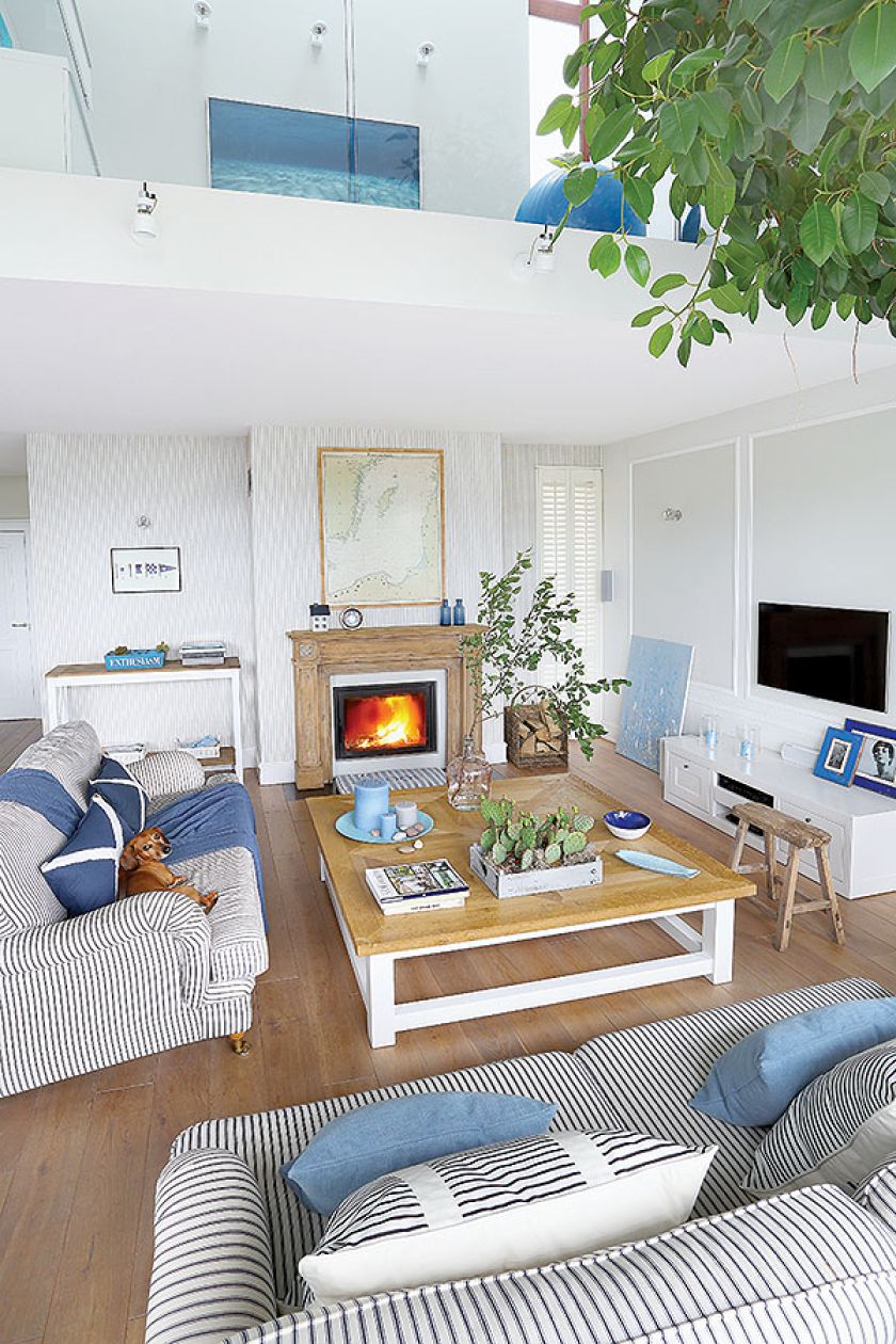 salon z drewnem i niebieskimi dodatkami