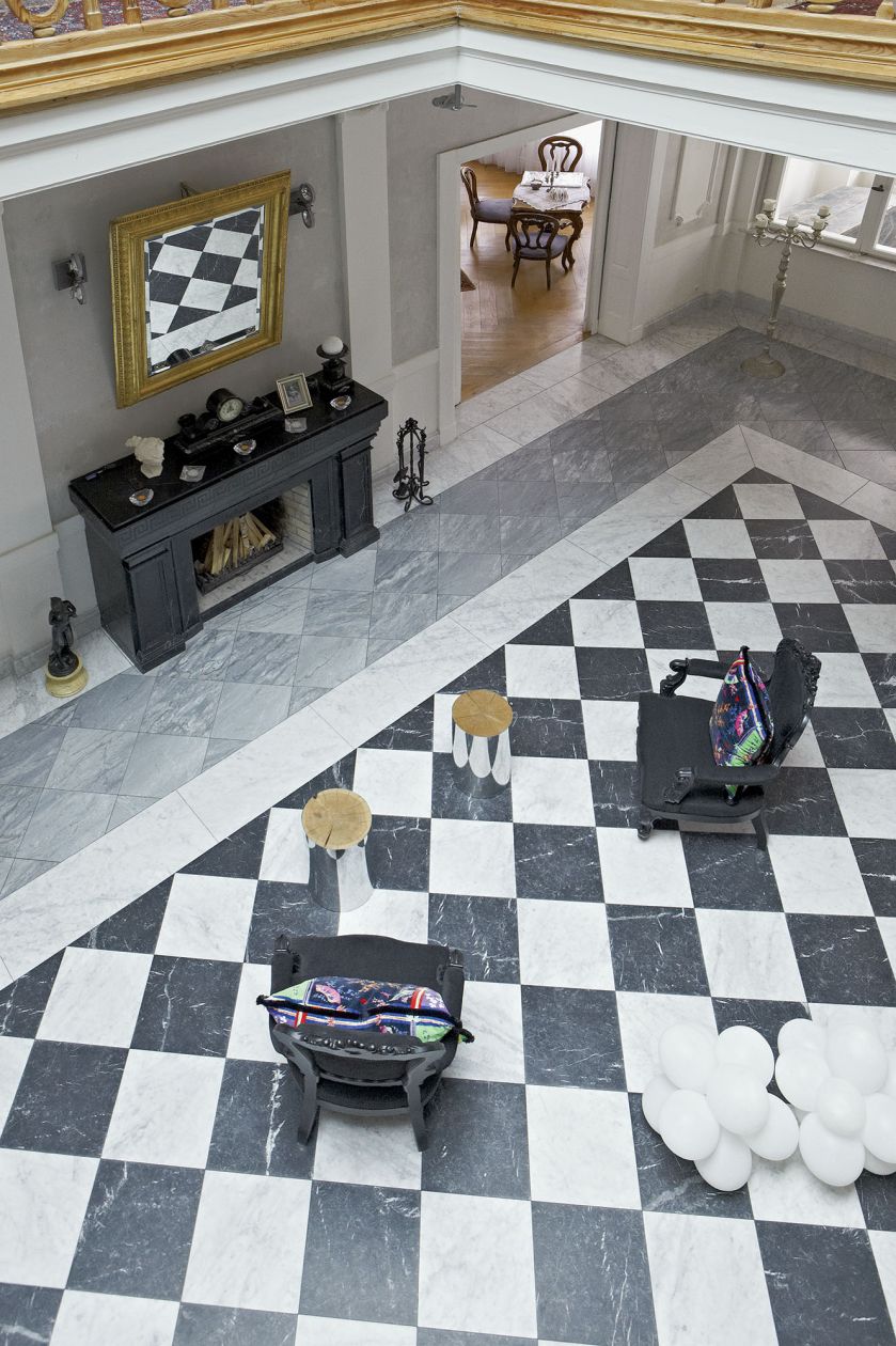 Myślisz pałac , widzisz stiuki, antyki, kandelabry. Tu po stawiku pływają gęsi garbonose, a z antykami