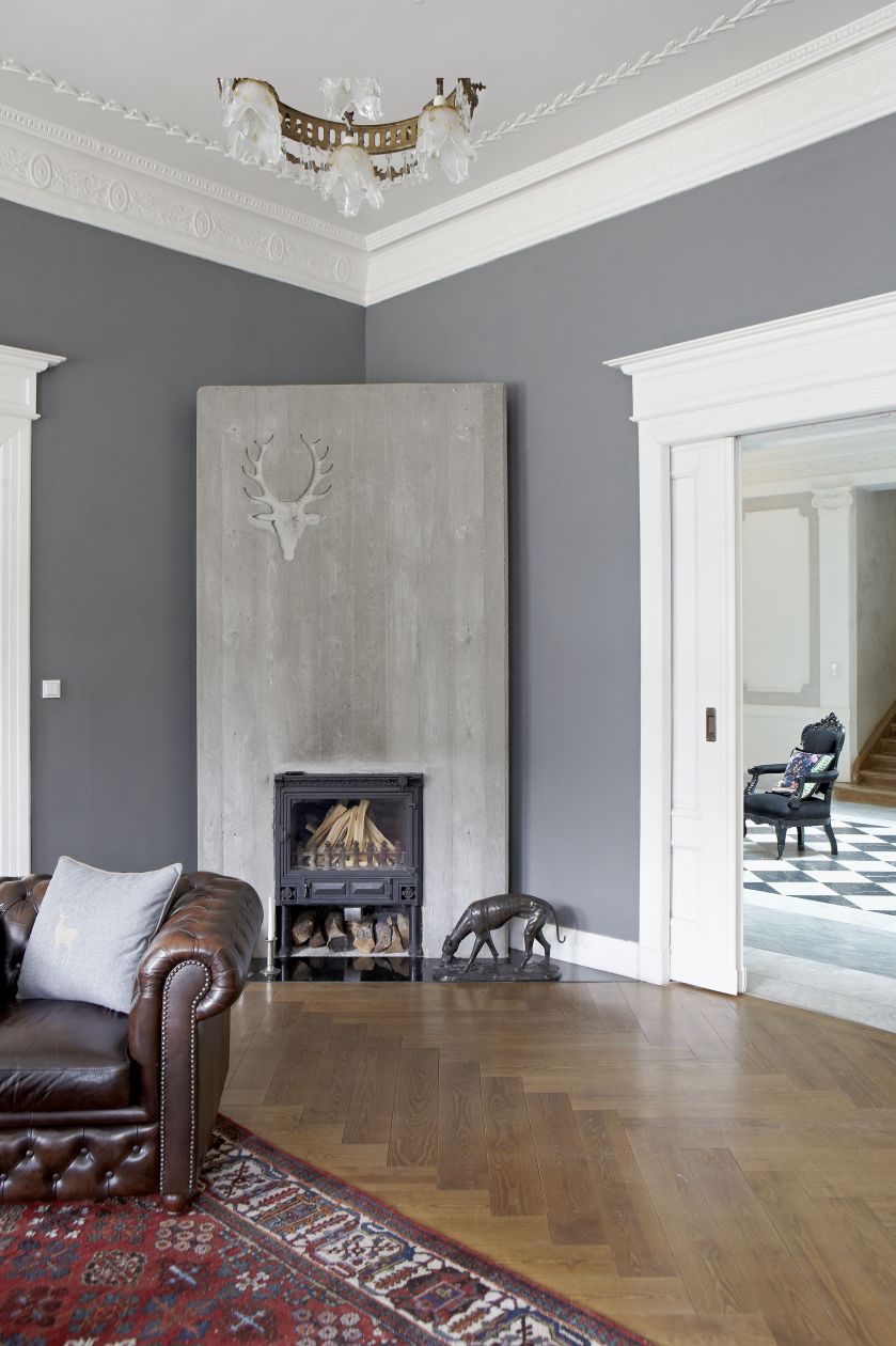 Surowe, nowoczesne kominki zaprojektował Bartosz Konieczny, pomysł wywodzi się z czasów, gdy eksperymentował z betonem,