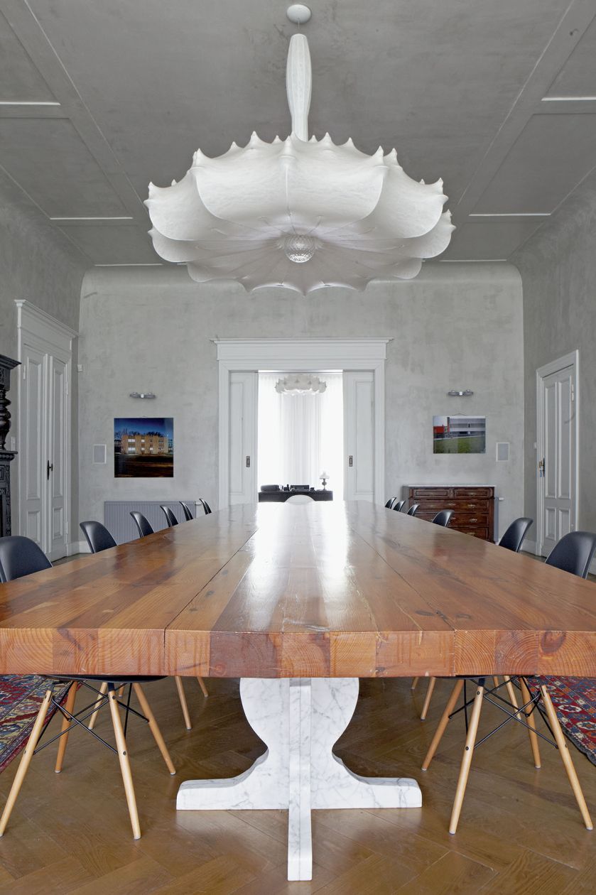 Myślisz pałac , widzisz stiuki, antyki, kandelabry. Tu po stawiku pływają gęsi garbonose, a z antykami