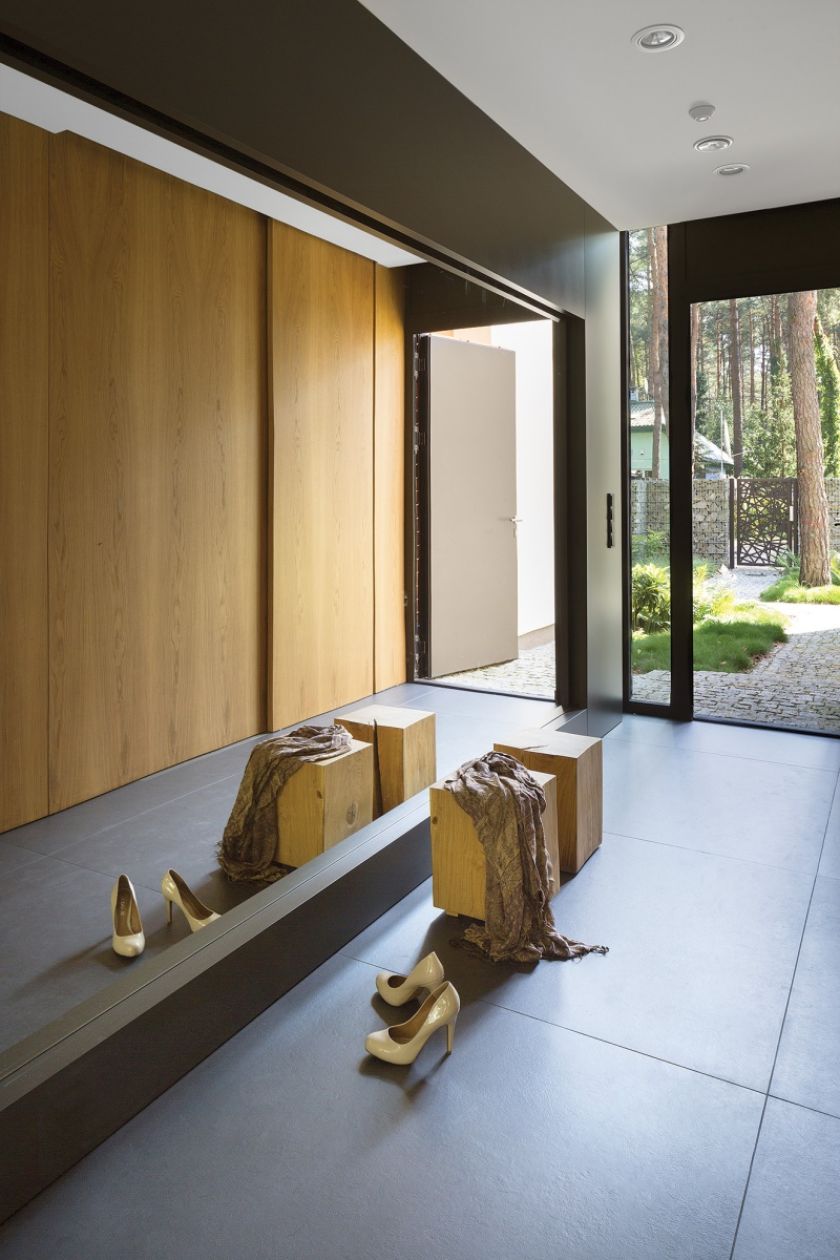 drewno na ścianie w przedpokoju