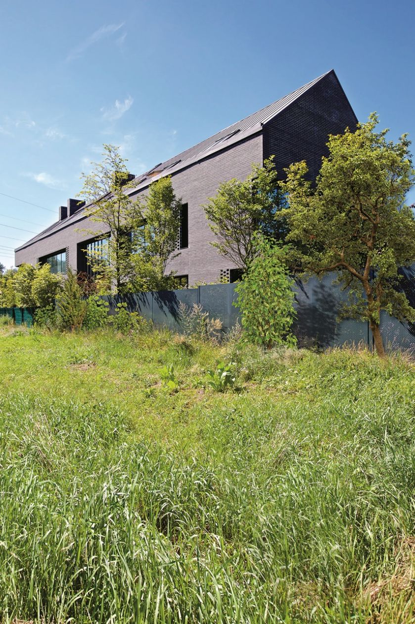 Beton i stal obok drewnianych rzeźb. Surowa prostota architektury modernizmu i tysiącletnia tradycja Azji. Wyjątkowe