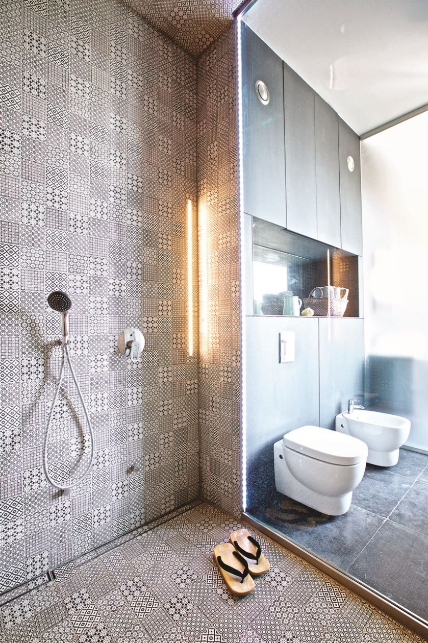 Beton i stal obok drewnianych rzeźb. Surowa prostota architektury modernizmu i tysiącletnia tradycja Azji. Wyjątkowe