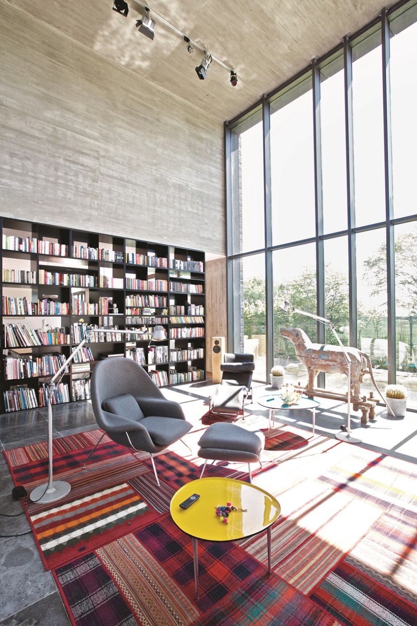 Beton i stal obok drewnianych rzeźb. Surowa prostota architektury modernizmu i tysiącletnia tradycja Azji. Wyjątkowe