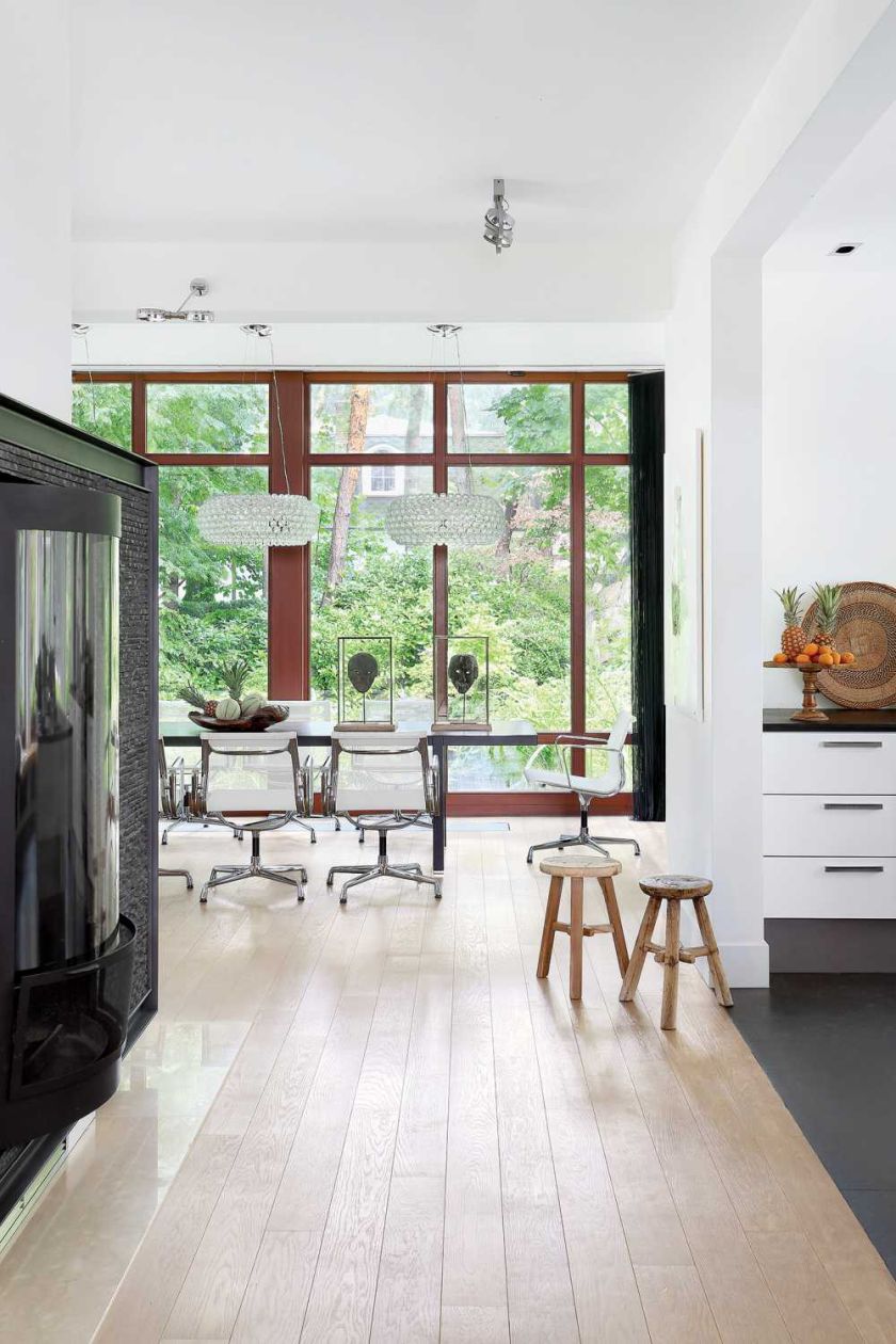 Ten nowoczesny dom znajduje się na skraju parku krajobrazowego. najważniejszą rolę odgrywa tu zieleń.