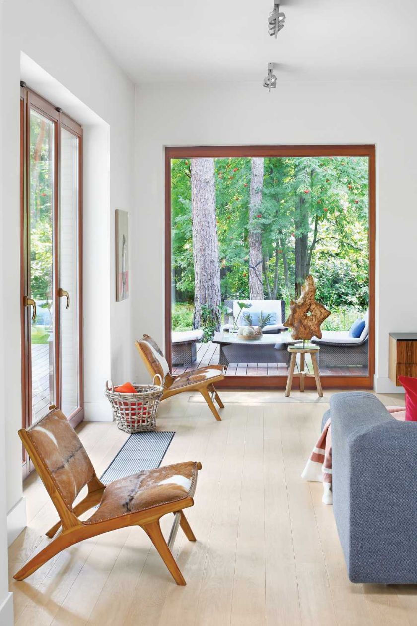 Ten nowoczesny dom znajduje się na skraju parku krajobrazowego. najważniejszą rolę odgrywa tu zieleń.