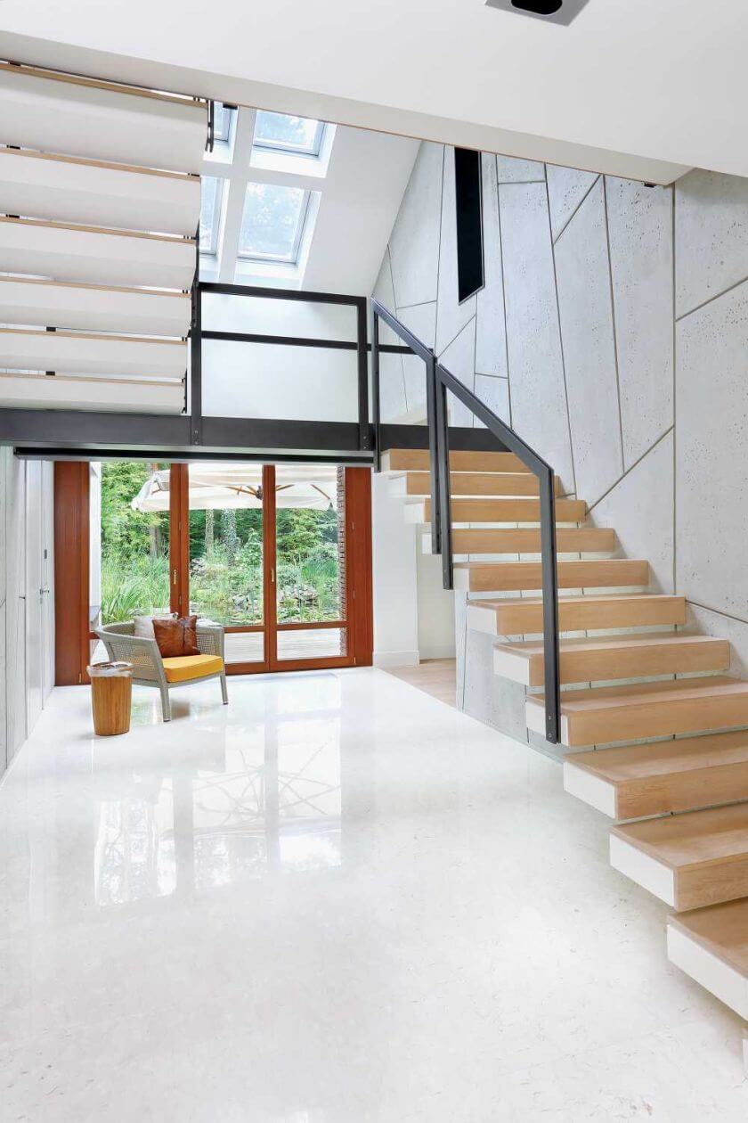 Ten nowoczesny dom znajduje się na skraju parku krajobrazowego. najważniejszą rolę odgrywa tu zieleń.