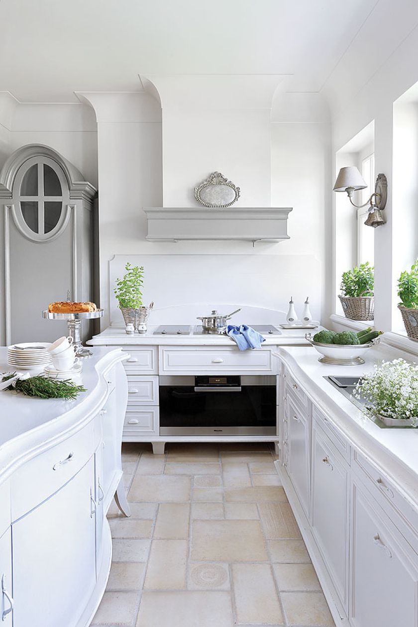 Nowoczesnym akcentem w kuchni jest olbrzymi piekarnik Miele.